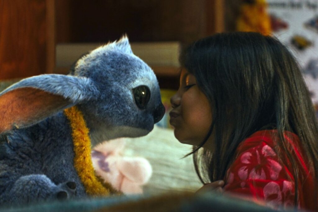 Lilo dando um beijo no nariz do Stitch