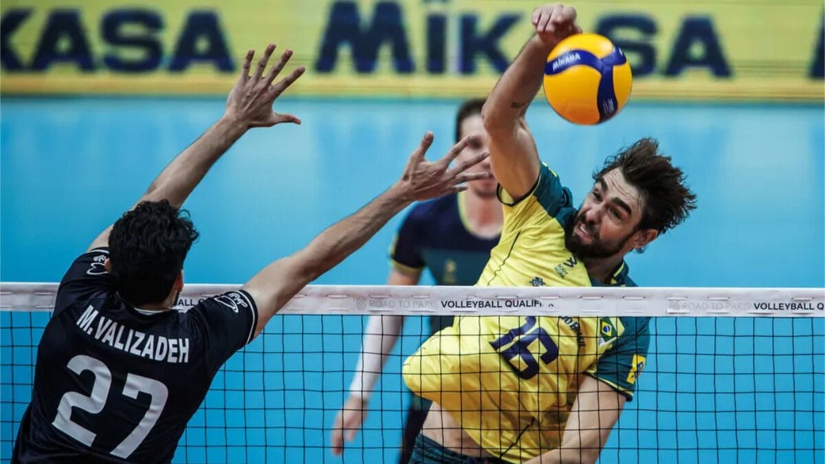 Lucão passa pelo bloqueio iraniano no Pré-Olímpico de vôlei