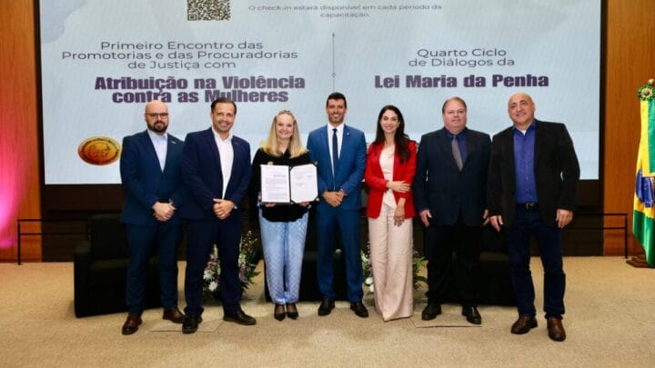 Assinatura do protocolo "Não é Não", para garantir a segurança das mulheres no estádios de futebol de Santa Catarina