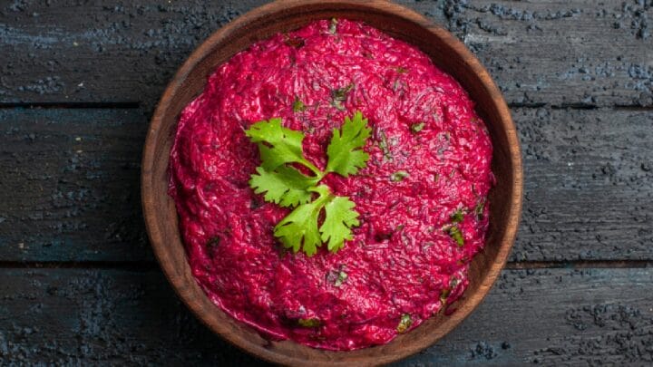 O pó é resultado da desidratação e moagem da beterraba (Foto: Freepik)