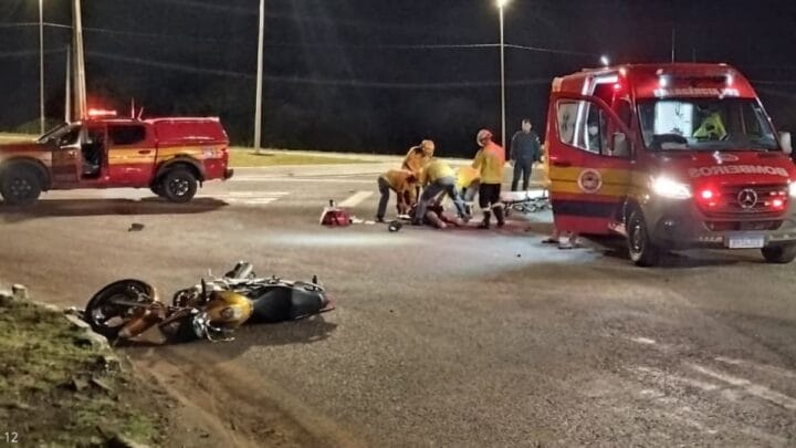 O condutor da moto, de 25 anos, sofreu ferimentos abrasivos em várias partes do corpo (Foto Corpo de Bombeiros)