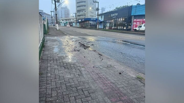 O rompimento aconteceu próximo às obras de drenagem realizadas pela Prefeitura (Foto Francieli de Moraes, Divulgação)