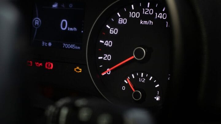 Luz de injeção acesa pode indicar problemas no veículo. Foto: Freepik