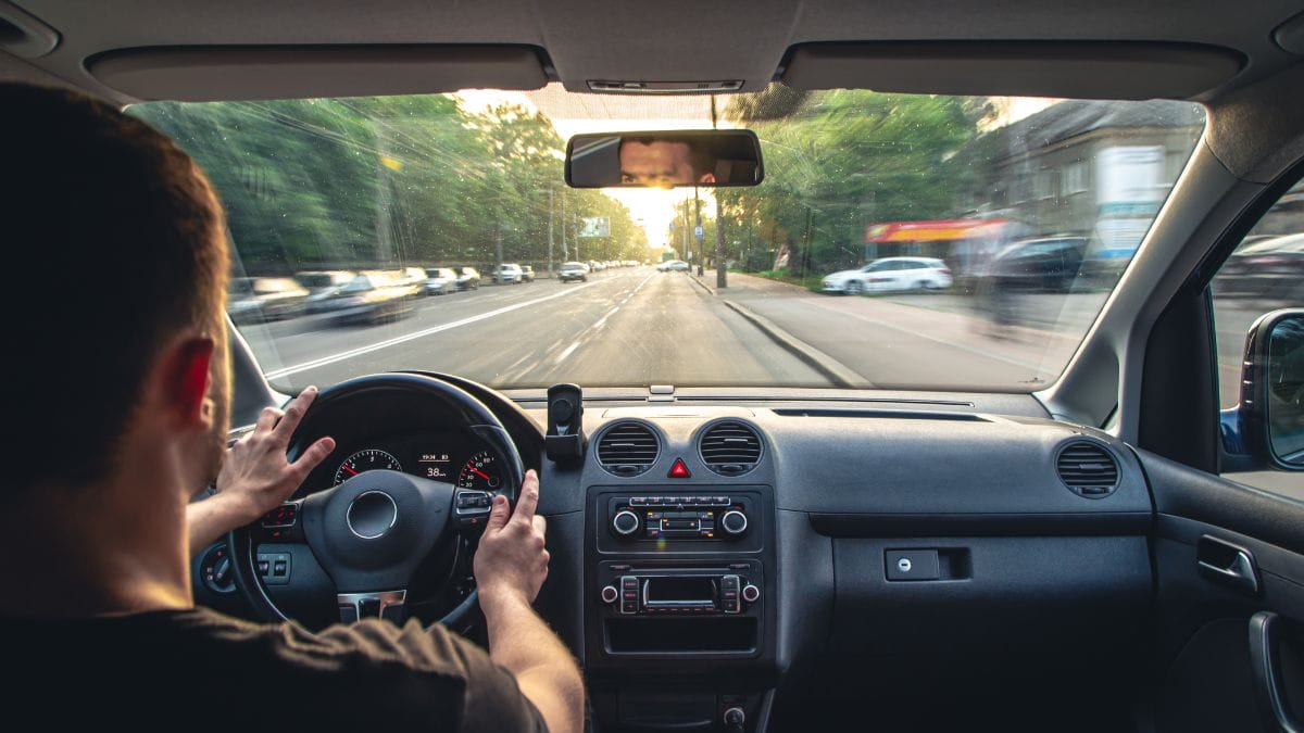 Alguns sinais, como luzes no painel e barulhos durante a direção podem indicar problemas no carro. Foto: banco de imagens