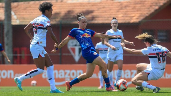 Jogadoras do São Paulo e Bragantino se enfrentando pelo Paulista Feminino 2025