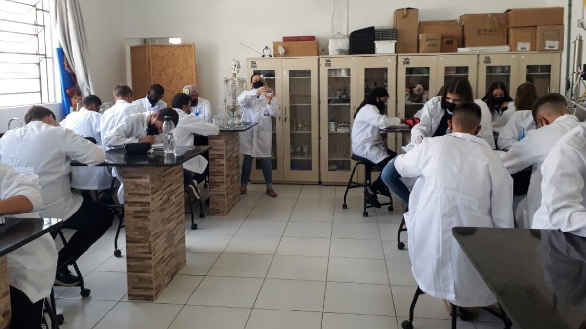 Só 39% das escolas públicas em SC têm laboratório de ciências no fundamental II, diz pesquisa