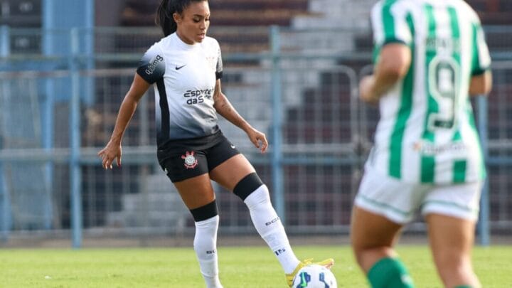 Thais Regina do Corinthians em ação contra o Juventude