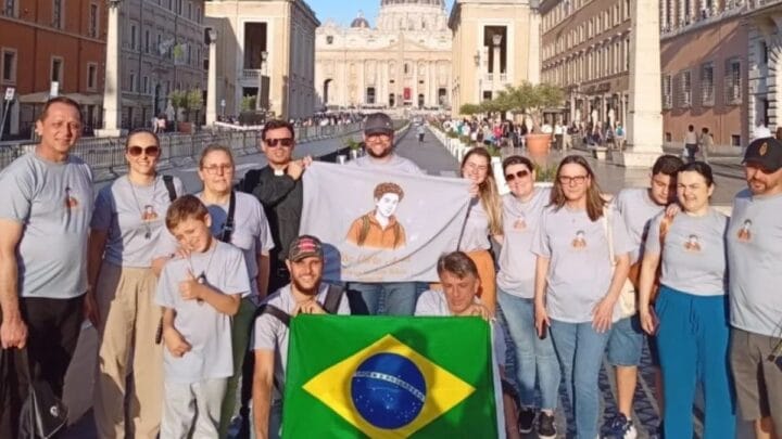 Uma comitiva da paróquia viajou até Assis, na Itália, onde recebeu oficialmente fios de cabelo de Carlo Acutis (Foto Arquivo Pessoal)