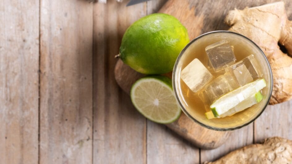Água com limão e gengibre, uma combinação poderosa para acelerar o metabolismo e turbinar sua saúde. (Foto: banco de imagens)