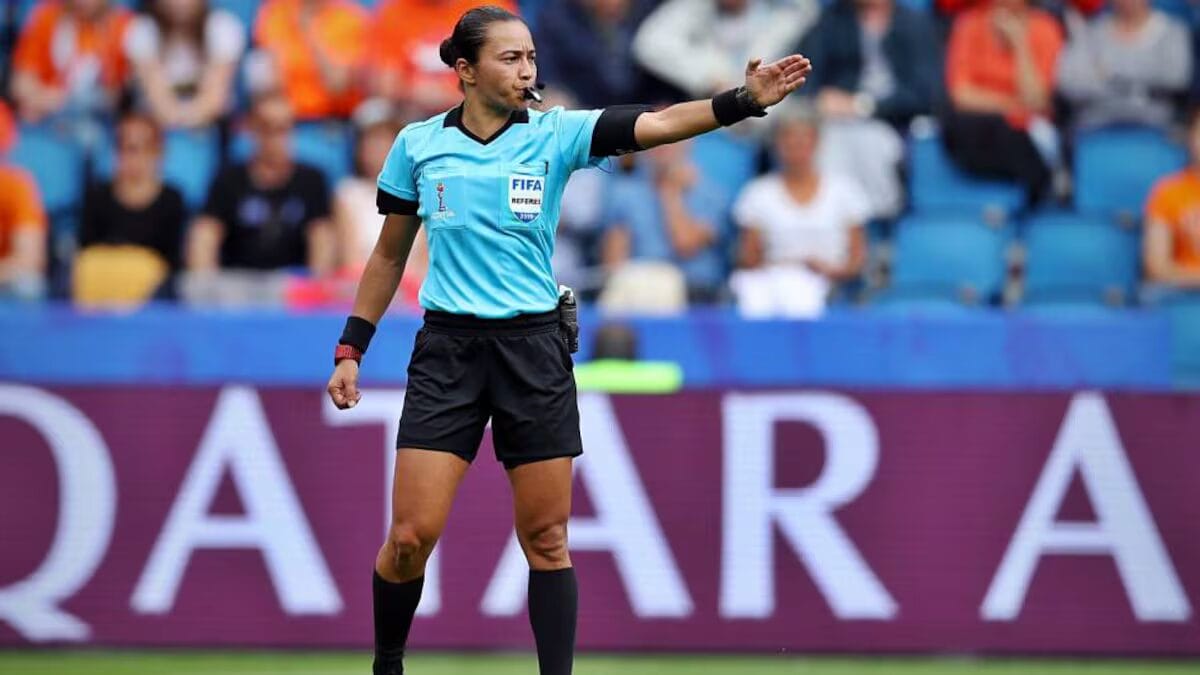 A árbitra Edina Alves apitou uma Copa do Mundo feminina, na França