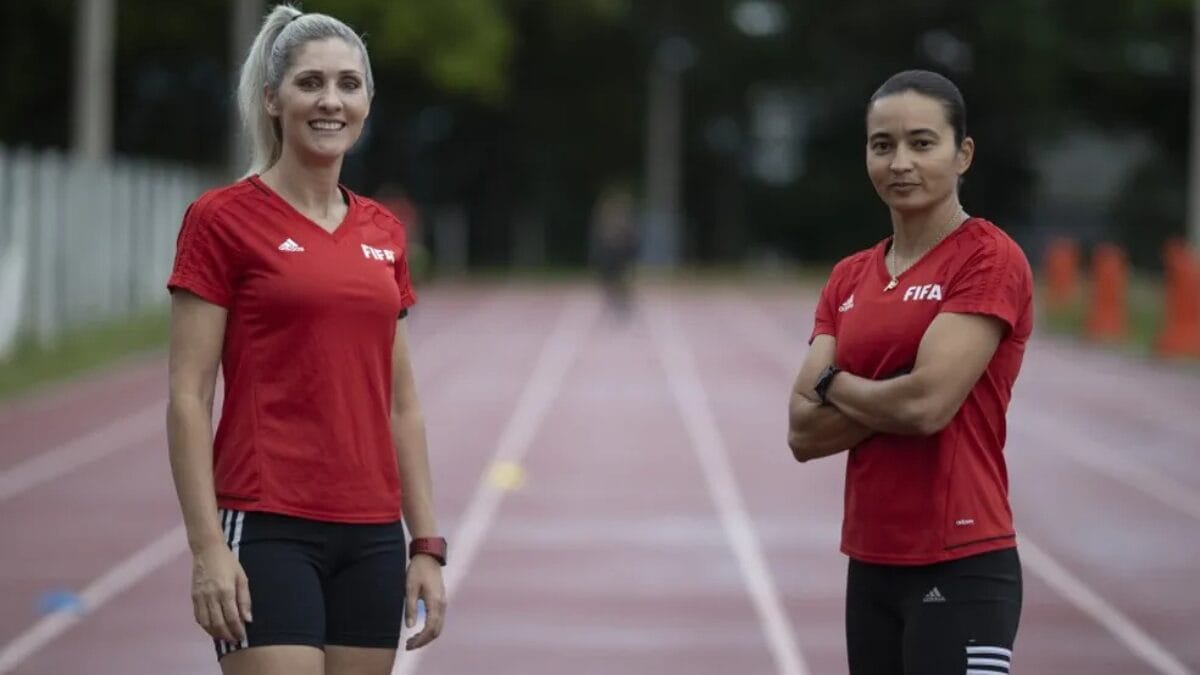 A assistente Neuza Back e a árbitra Edina Alves