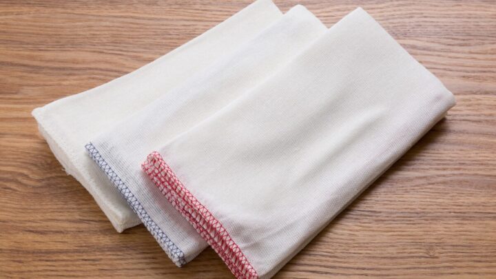 Adeus, pano de prato 'encardido' o truque que devolve o branco total