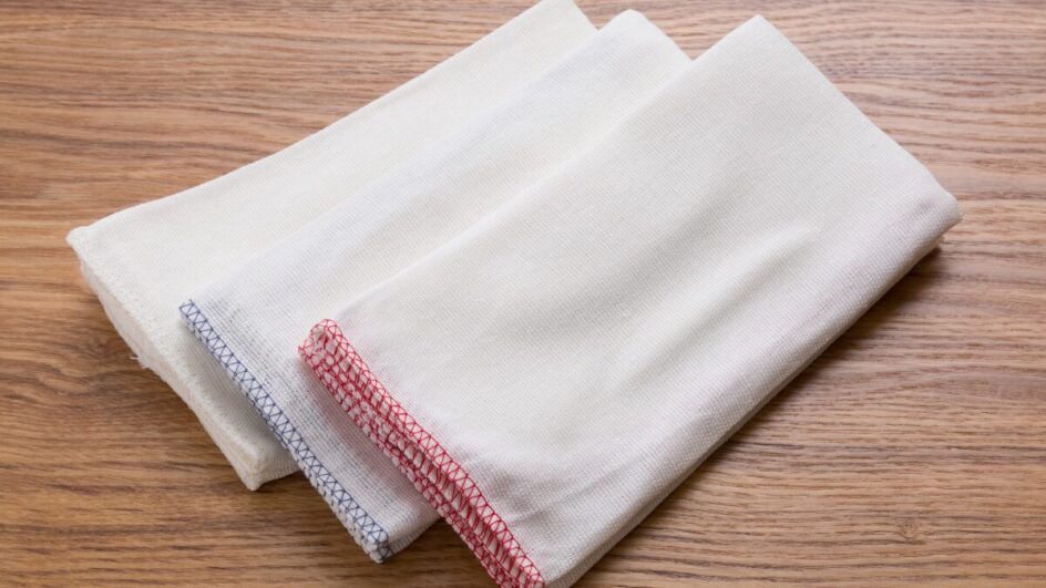 Adeus, pano de prato 'encardido' o truque que devolve o branco total