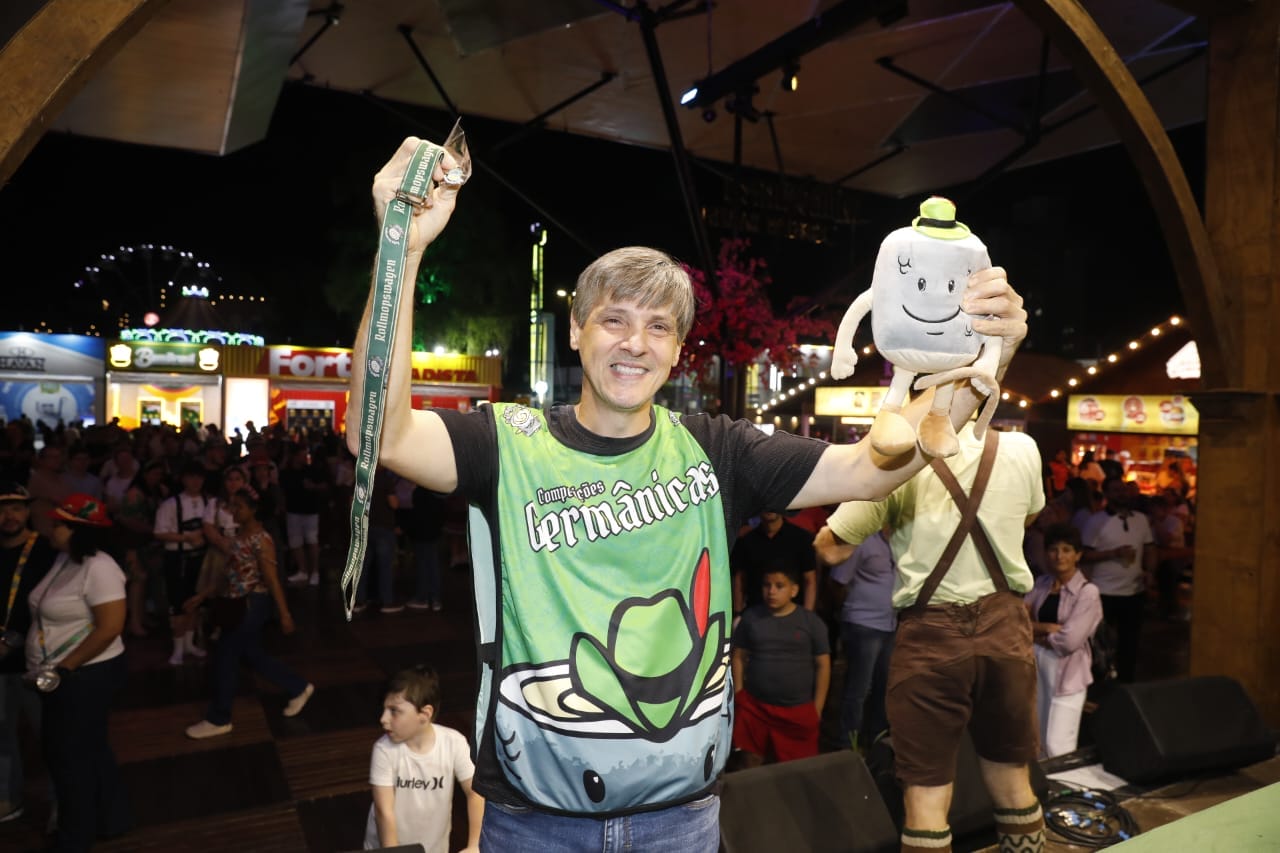 Alem&atilde;o raiz vence concurso do rollmops na Oktoberfest Blumenau e d&aacute; dicas para vencer (2)