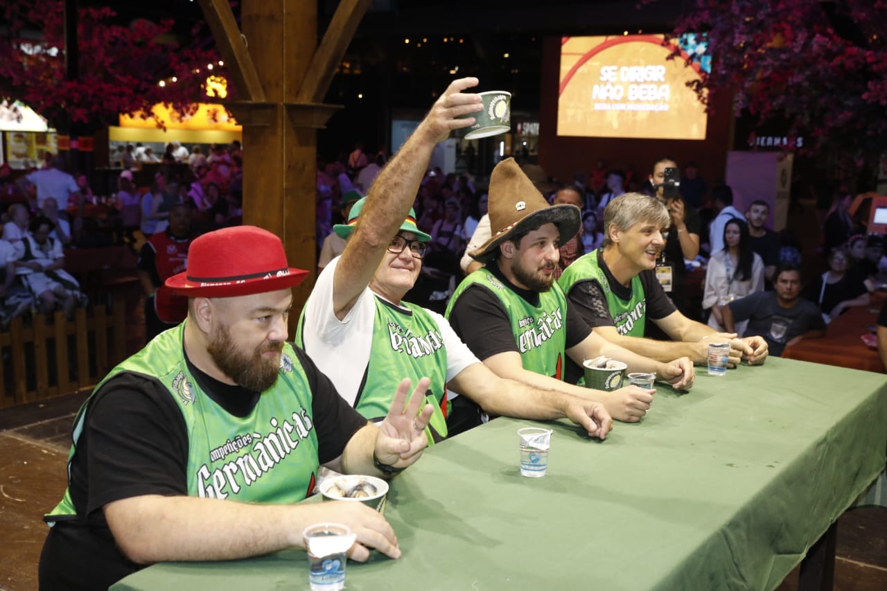 Alem&atilde;o raiz vence concurso do rollmops na Oktoberfest Blumenau e d&aacute; dicas para vencer (3)