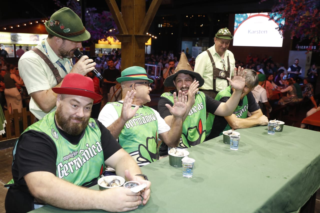 Alem&atilde;o raiz vence concurso do rollmops na Oktoberfest Blumenau e d&aacute; dicas para vencer (4)