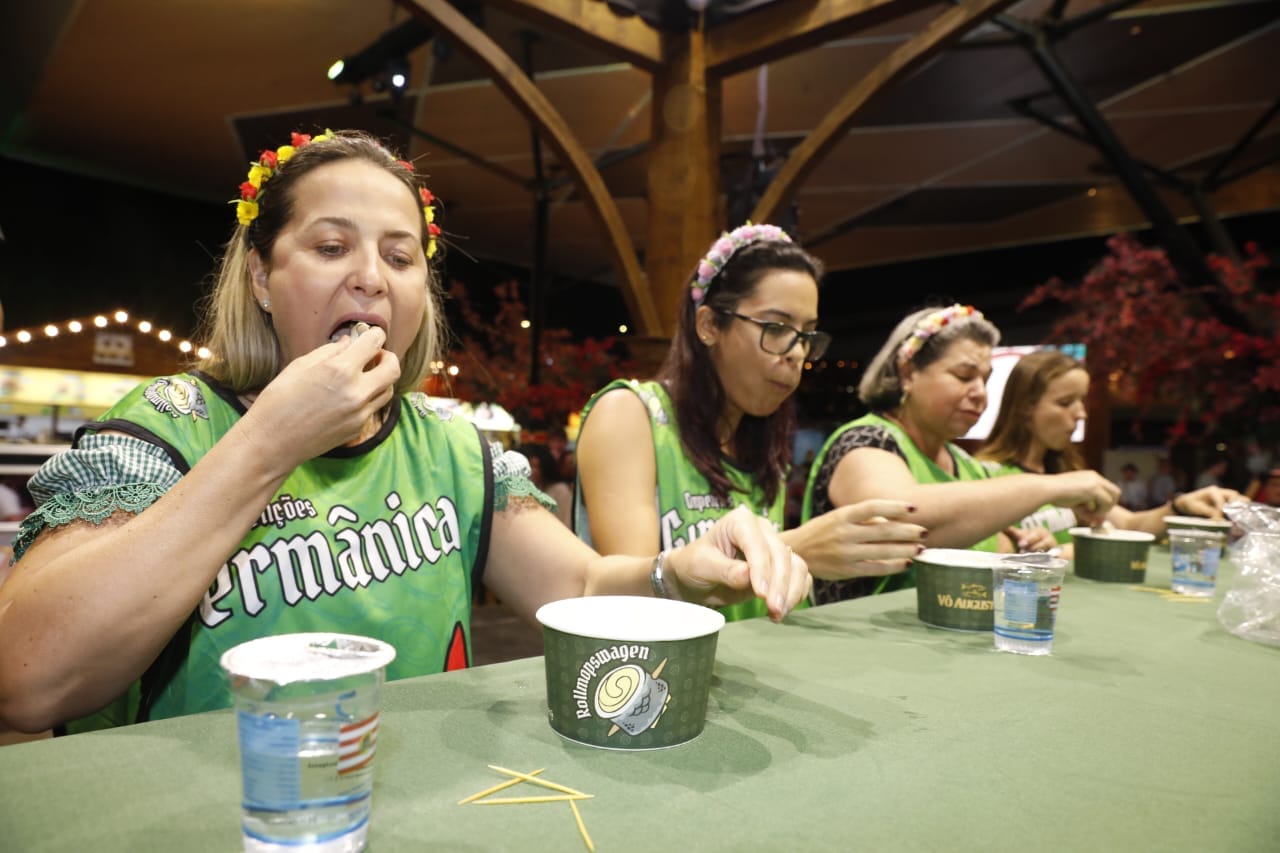 Alem&atilde;o raiz vence concurso do rollmops na Oktoberfest Blumenau e d&aacute; dicas para vencer (7)