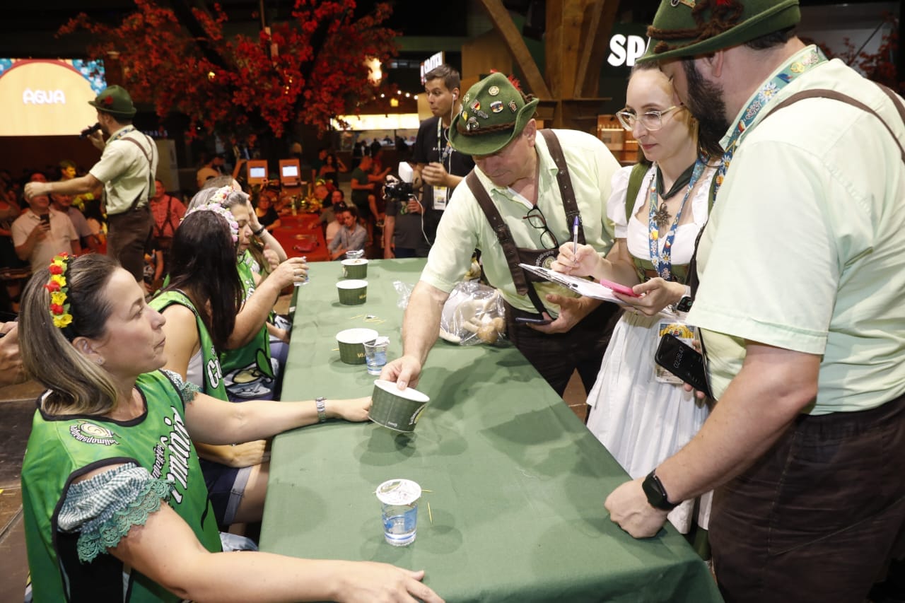 Alem&atilde;o raiz vence concurso do rollmops na Oktoberfest Blumenau e d&aacute; dicas para vencer (8)