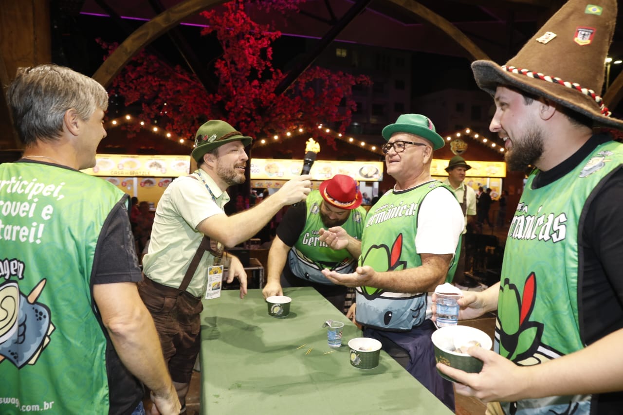 Alem&atilde;o raiz vence concurso do rollmops na Oktoberfest Blumenau e d&aacute; dicas para vencer