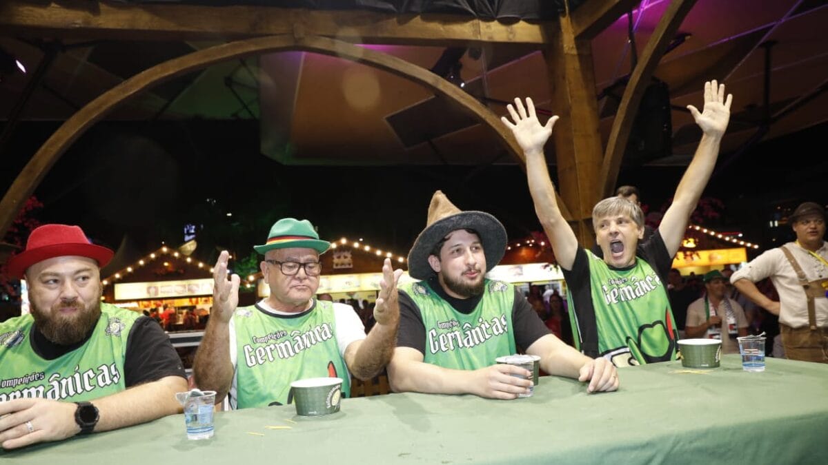 Alemão raiz vence concurso do rollmops na Oktoberfest Blumenau e dá dicas para vencer