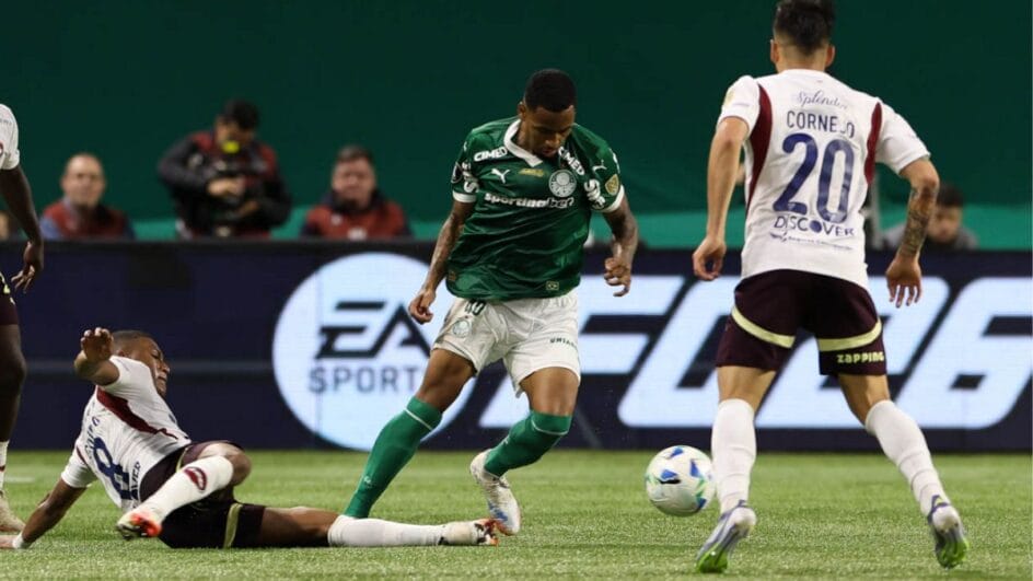 O manezinho Allan em ação com a camisa do Palmeiras na Libertadores, derrubando a defesa da LDU (Foto: Cesar Greco, SE Palmeiras)