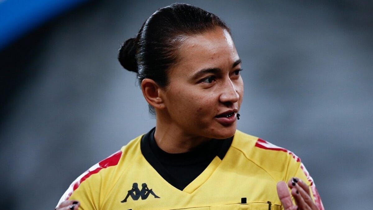 Árbitra brasileira Edina Alves Batista
