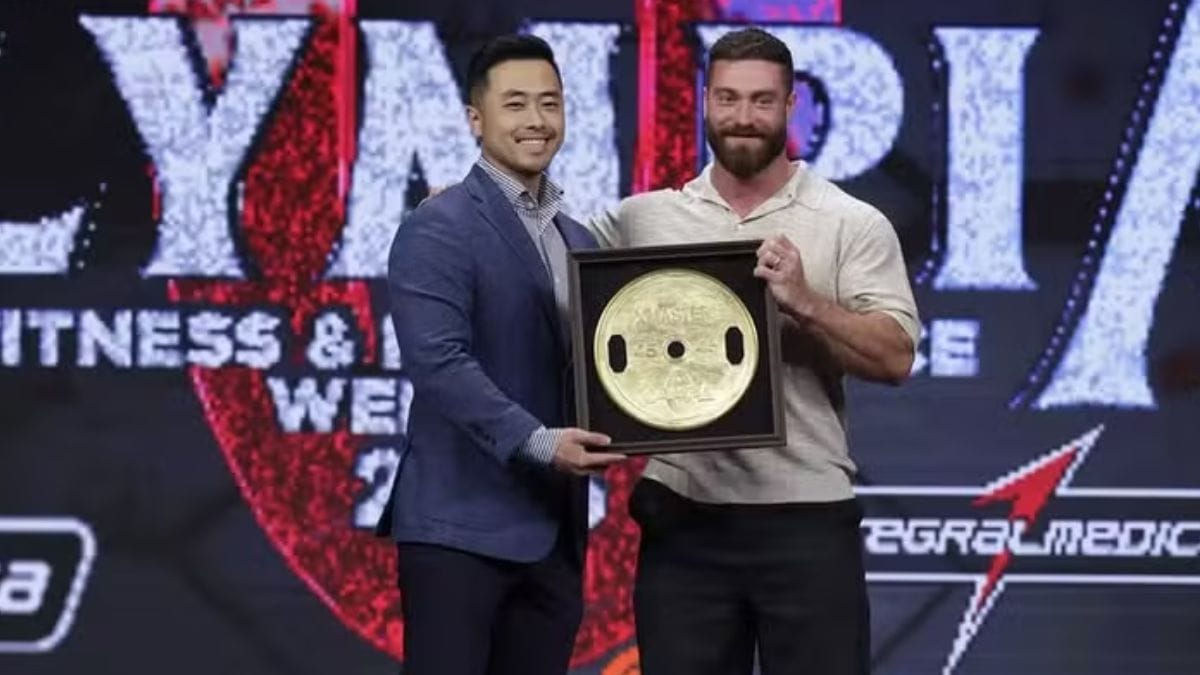 CBum recebe homenagem durante o Mr. Olympia 2025