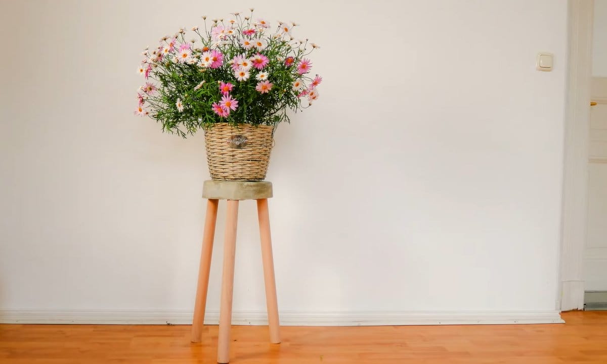Com poucos materiais e sem gastar muito, é possível montar um suporte resistente e cheio de charme para o jardim (Foto: Reprodução YouTube/Geniale Tricks)