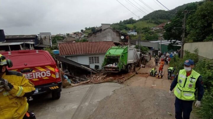 Caminhão de lixo perde os freios e destrói parte de casa em Tubarão