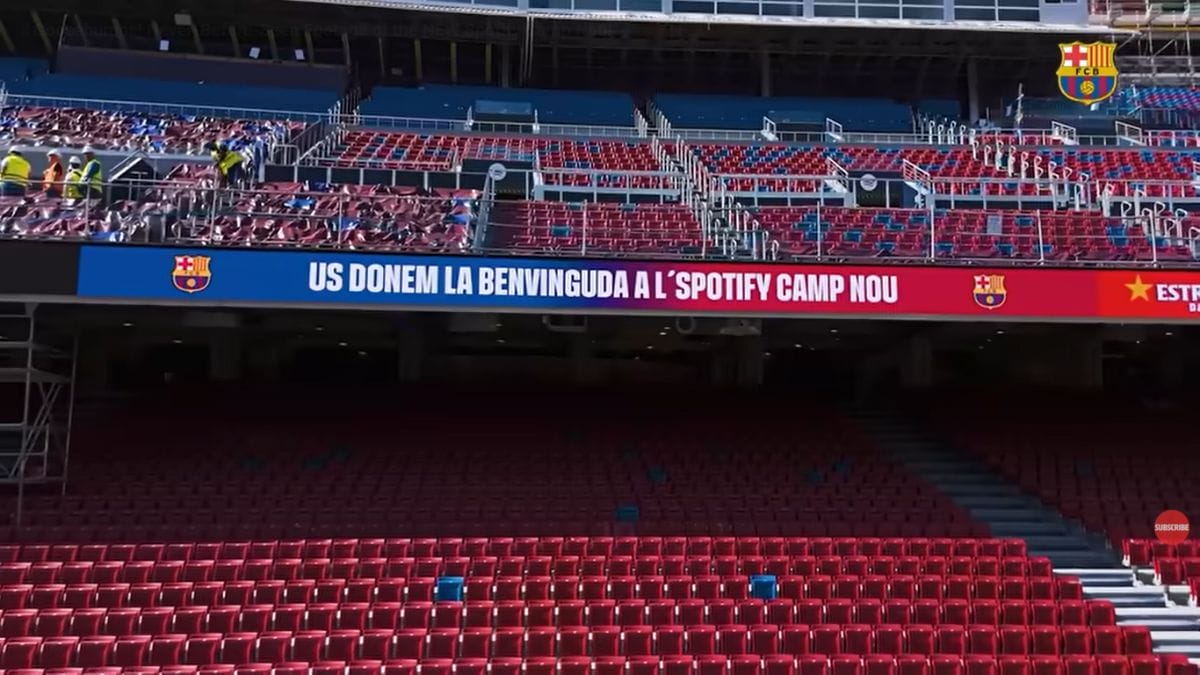Arquibancadas laterais próximas ao gramado (Foto: reprodução YouTube Barcelona)