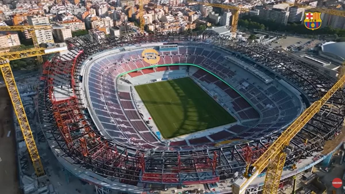 Vista aérea do CampNou em obras (Foto: reprodução YouTube Barcelona)