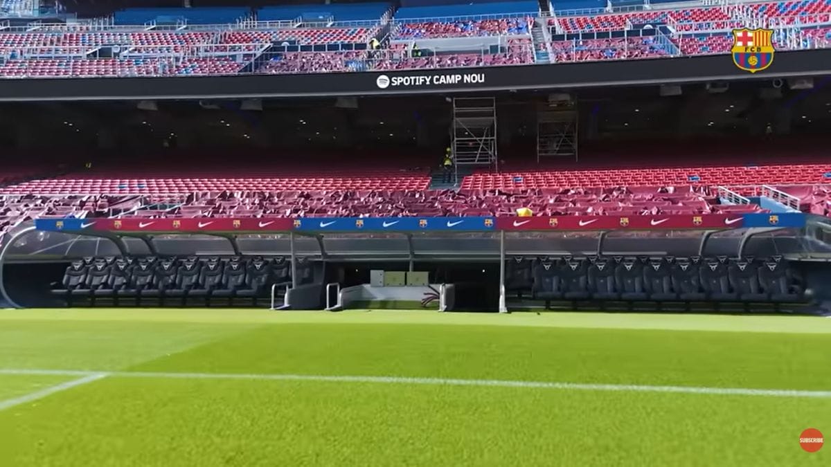 Gramado do Camp Nou sendo preparado (Foto: reprodução YouTube Barcelona)
