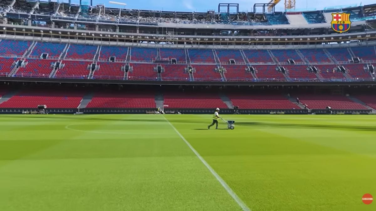 Gramado do Camp Nou sendo preparado (Foto: reprodução YouTube Barcelona)