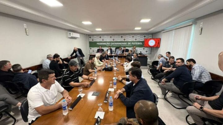 Clubes da elite do futebol catarinense estiveram reunidos nesta segunda na sede da FCF, em Camboriú (Foto: Cristian De Los Santos, CBN Floripa)