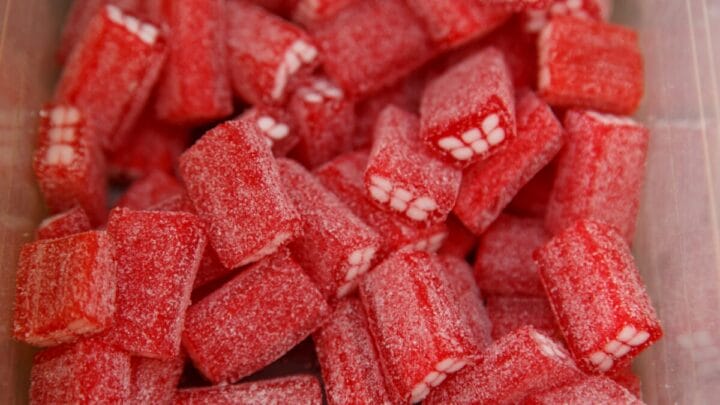 Corante vermelho 40 saiba o que é, onde é usado e se ele faz mal para a saúde