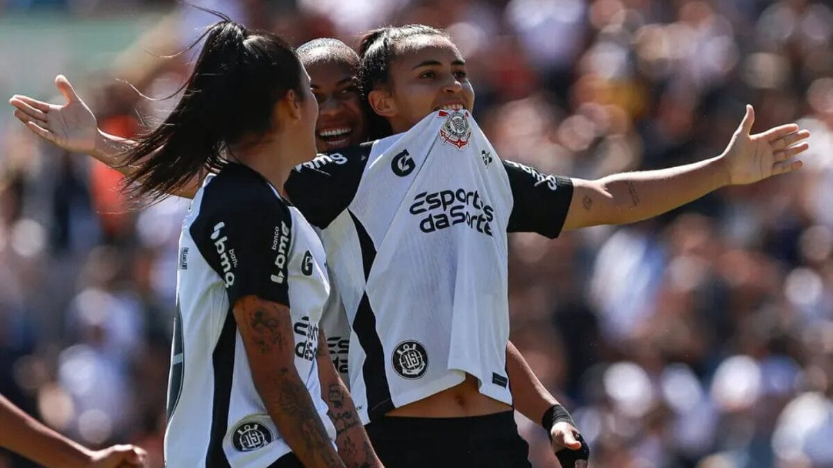 Jogadoras do Corinthians comemoram gol na semifinal do Brasileirão Feminino