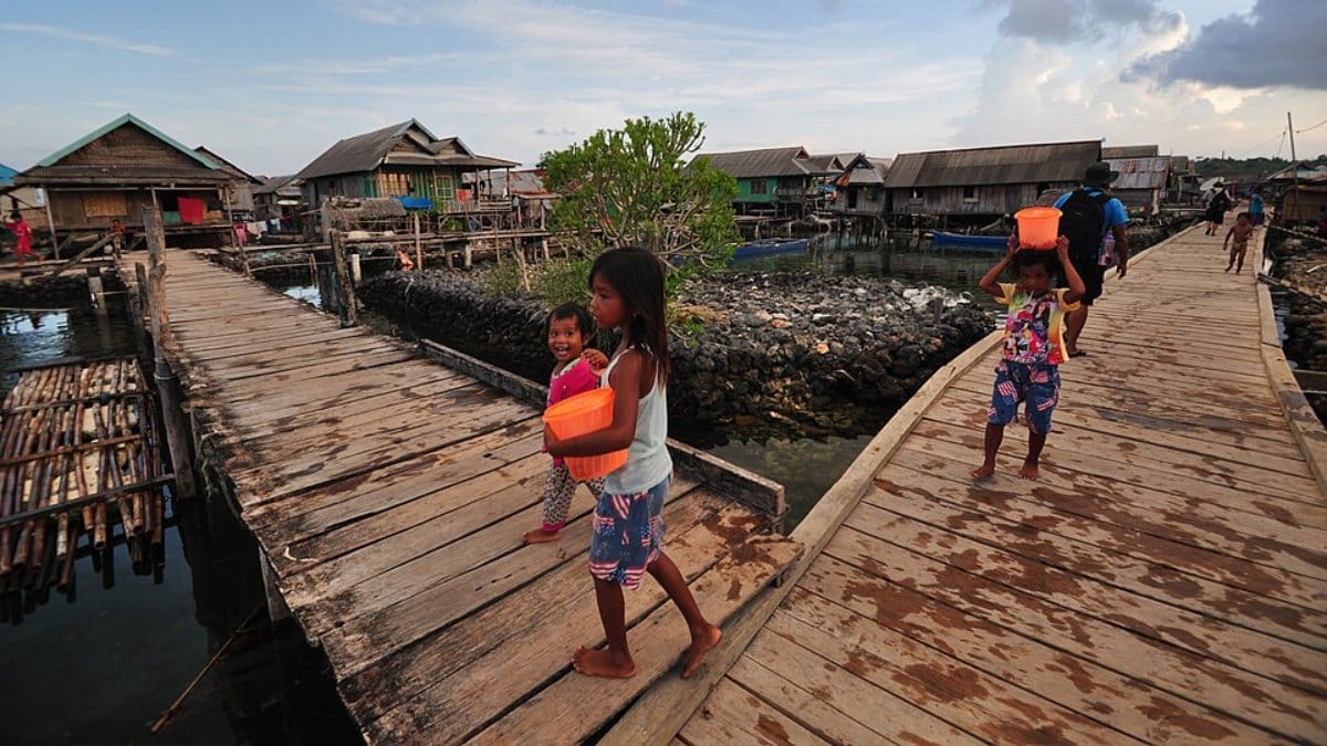 Conhecidos como “Povo do Mar”, os Bajau desenvolveram adaptações incríveis para viver entre as ondas (Foto: BastianKyle/Wikimedia Commons)
