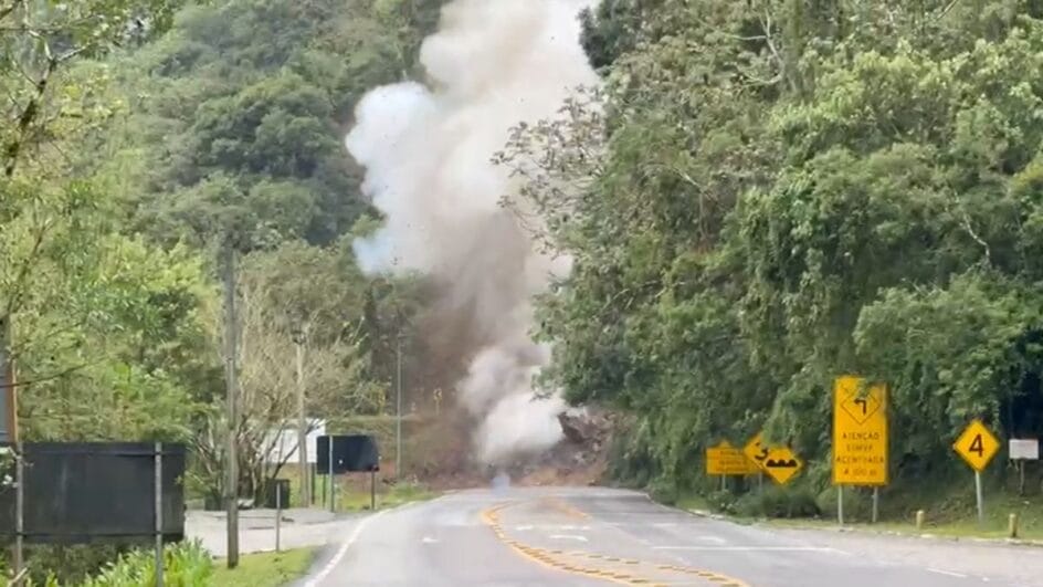 Detonação de explosivos na Serra Dona Francisca em Joinville (SC)