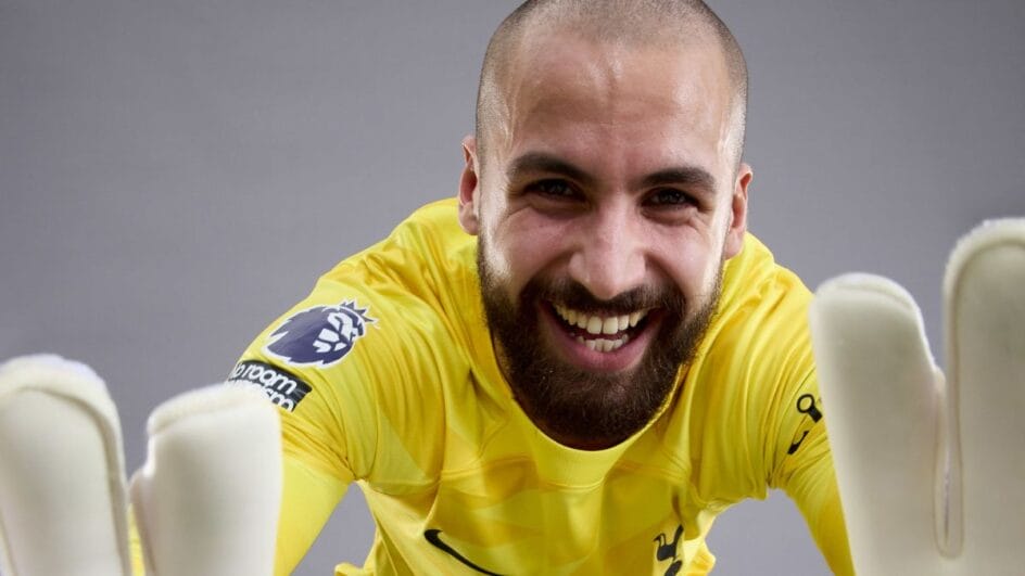 Alfie Whiteman largou a carreira profissional aos 27 anos (Foto: Tottenham, Divulgação)