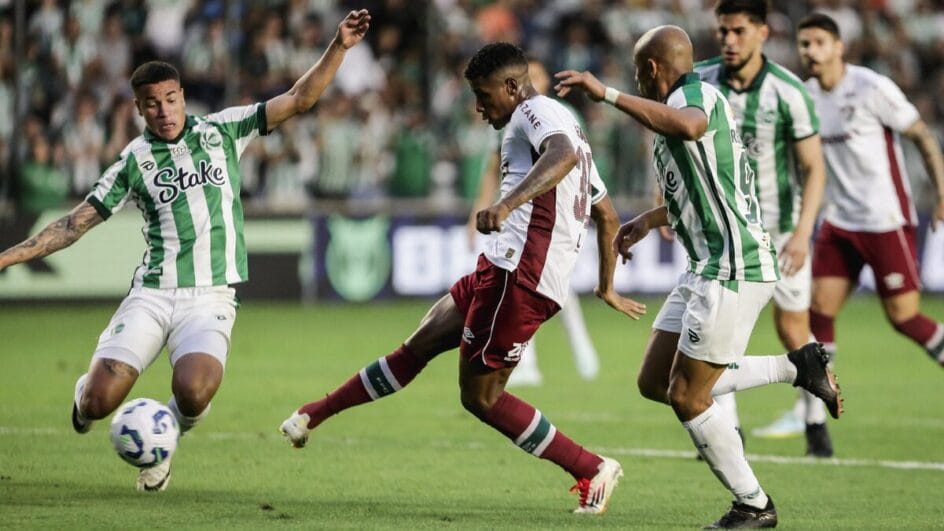 Jogadores do Fluminense e do Juventude jogando futebol