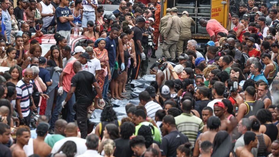 NÃO USAR EM OUTRAS MATÉRIAS Corpos trazidos por moradores da área de mata e enfileirados para reconhecimento de familiares (Foto: André Coelho, EFE)