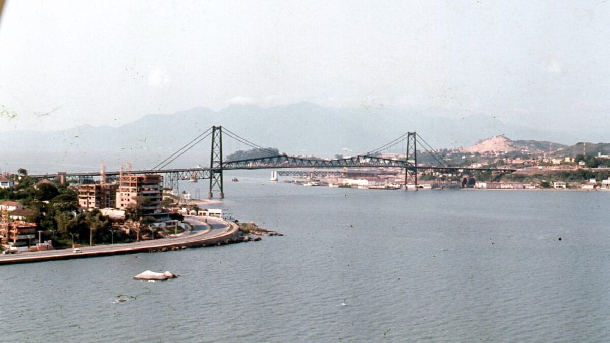 Fotos aéreas da década de 1970 mostram Florianópolis antes do boom populacional