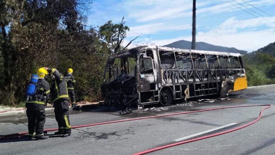 Irmão tentou salvar motociclista que morreu em incêndio com ônibus na SC-401 Entrou na chama