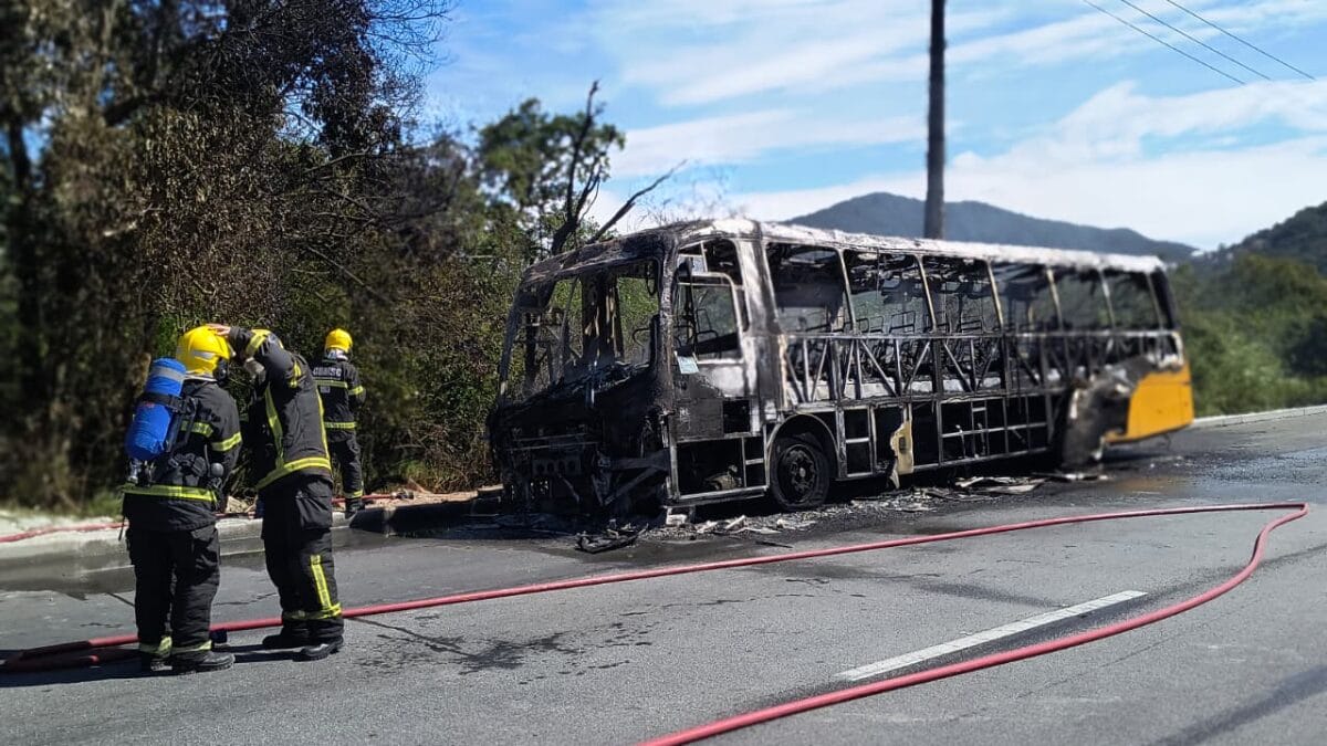 Irmão tentou salvar motociclista que morreu em incêndio com ônibus na SC-401 Entrou na chama