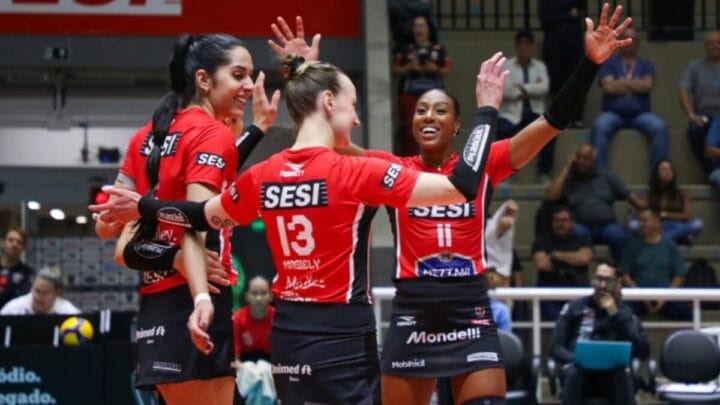 Jogadores do Bauru se cumprimentam após ponto