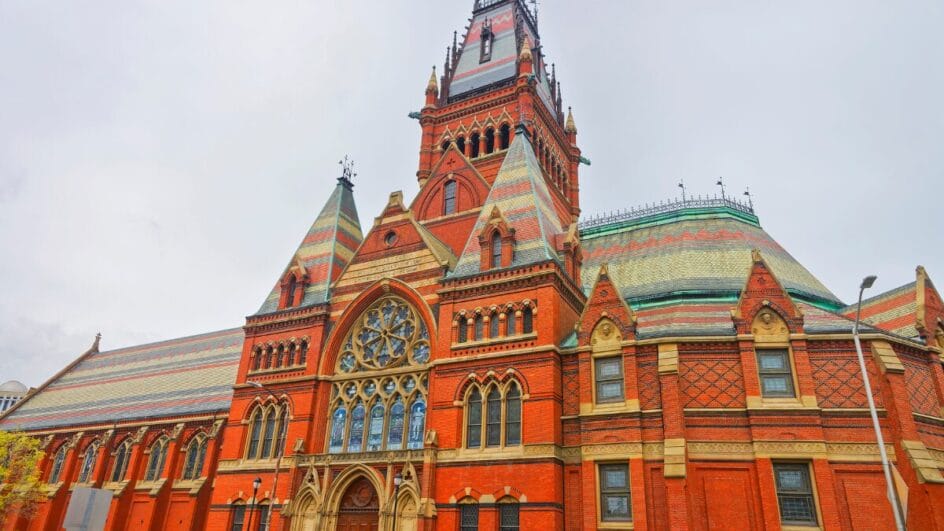 O escândalo de 25 milhões de dólares em Harvard a queda da professora de ética