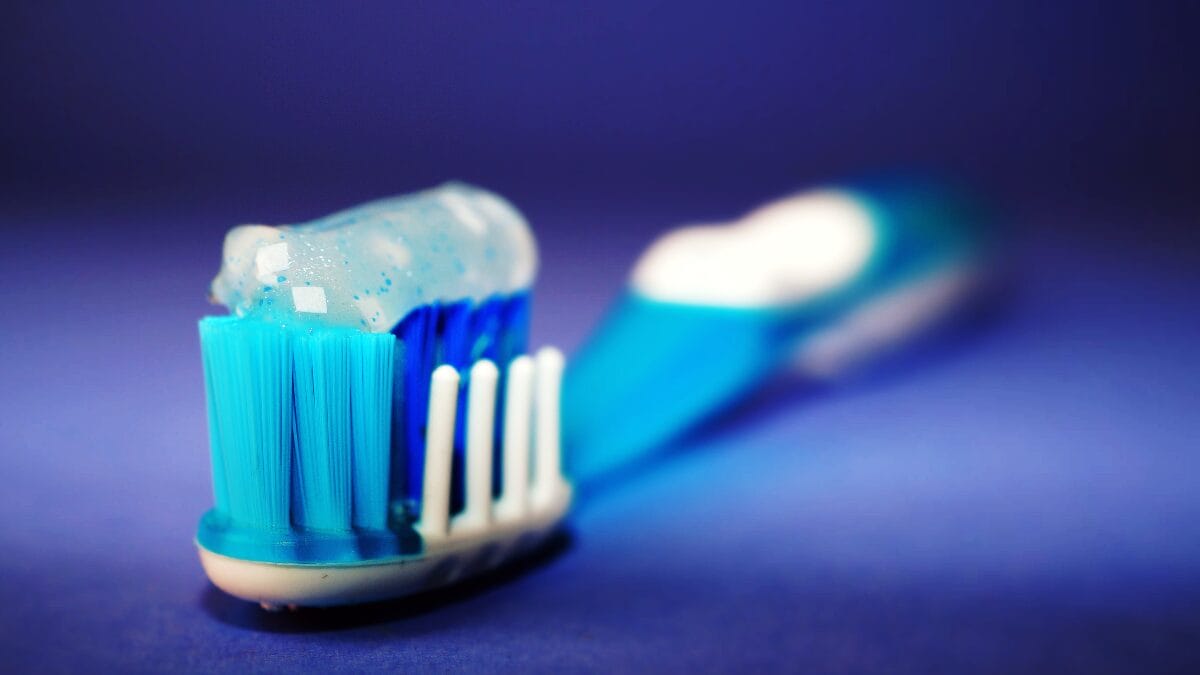 O fim do flúor Proteína do cabelo promete regenerar dentes