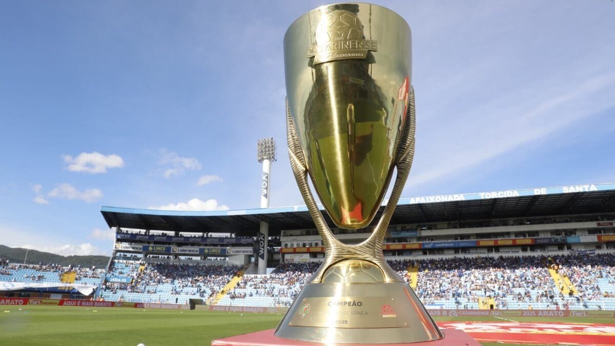Troféu do Campeonato Catarinense (Foto: Patrick Rodrigues, NSC)