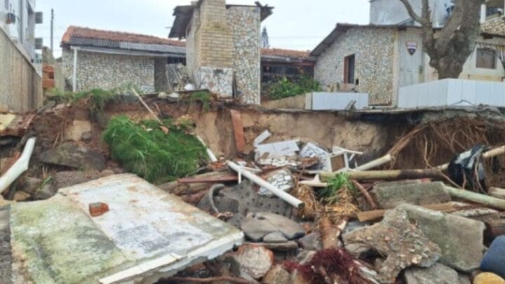 Ondas causaram estragos em casas e muros na Praia dos Ingleses (Foto: Cristiano Gomes, NSC TV)