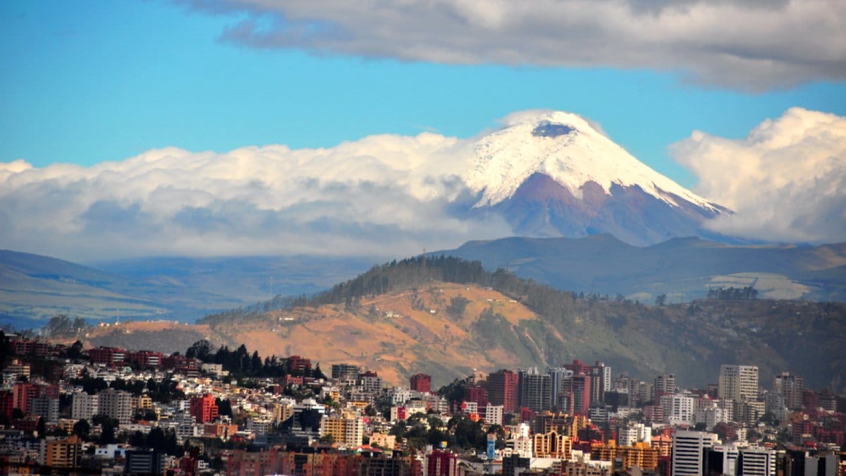 Cultura, história e paisagens espetaculares: conheça Quito, a capital equatoriana que foi a primeira a receber o título de Patrimônio da Humanidade pela UNESCO. (Foto: banco de imagens)